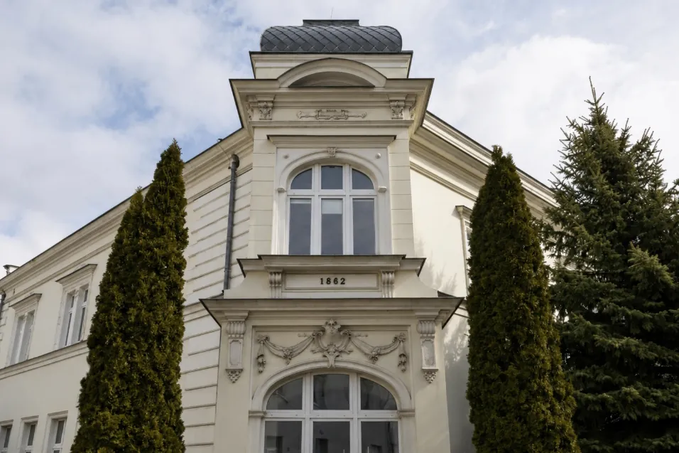 Fasada Willi Buchholza w Bydgoszczy z bogato zdobionym portalem i datą 1862 nad wejściem