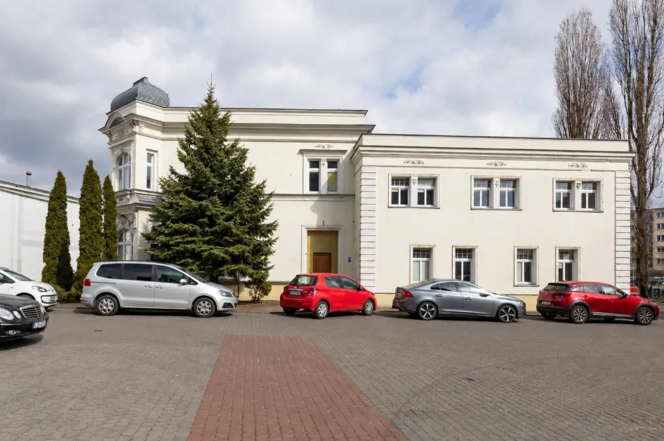 Willa Buchholza przy ul. Garbary 2E w Bydgoszczy — miejsca parkingowe dla klientów bezpośrednio przed budynkiem